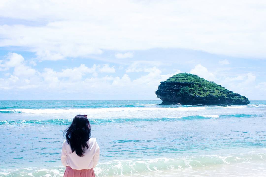 Pesona Wisata Pantai Watu Karung Pacitan Jawa Timur