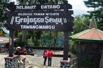 Gapura Masuk Grojogan Sewu Tawangmangu